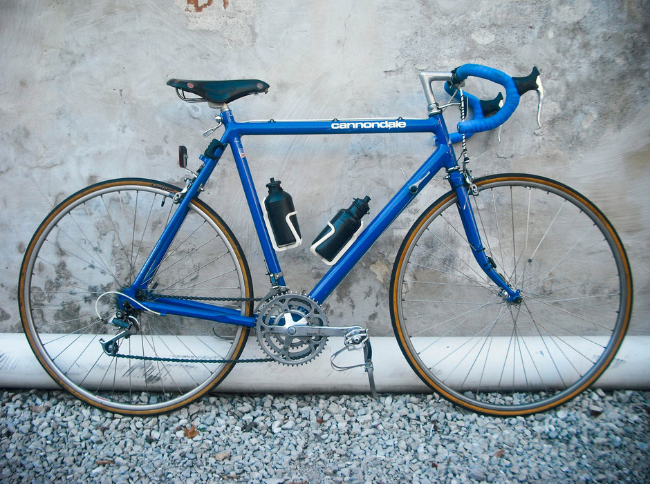 blue cannondale road bike