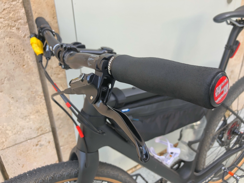Carbonda Gravel Commuter Hybrid 1x11 Pedal Room